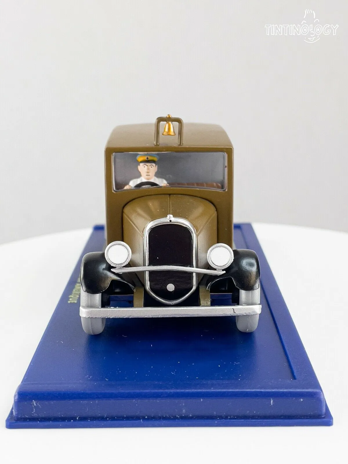 ATLAS TINTIN CAR # 51 Brown Ambulance - America Herge model car 1/43